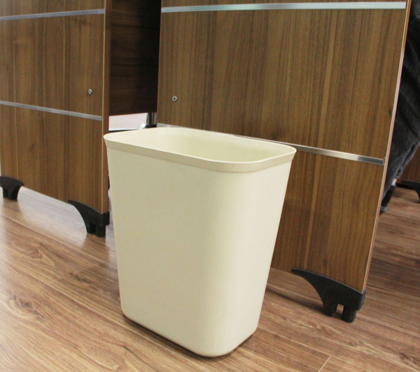 Thùng rác chống cháy Rubbermaid